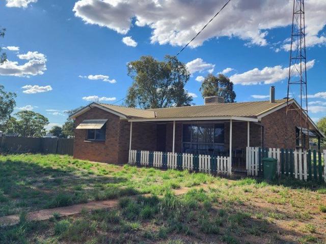 3 Bedroom cottage with Workshop