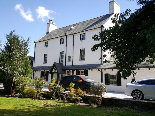 3 Bedroom Country House To Let in Glasgow, G63