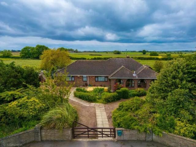 3 bedroom country house for sale