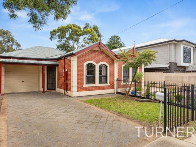 3 Bedroom Courtyard Home  and so close to the city!