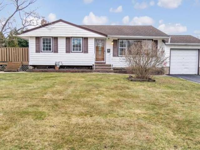 3 bedroom, Commack NY 11725 72691937