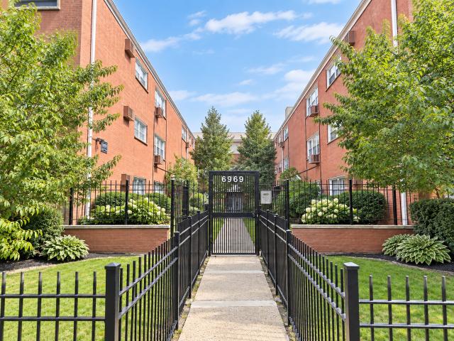3 Bedroom Condo for Rent at 6969 N Ashland Blvd #205, Chicago, IL 60626 Rogers Park