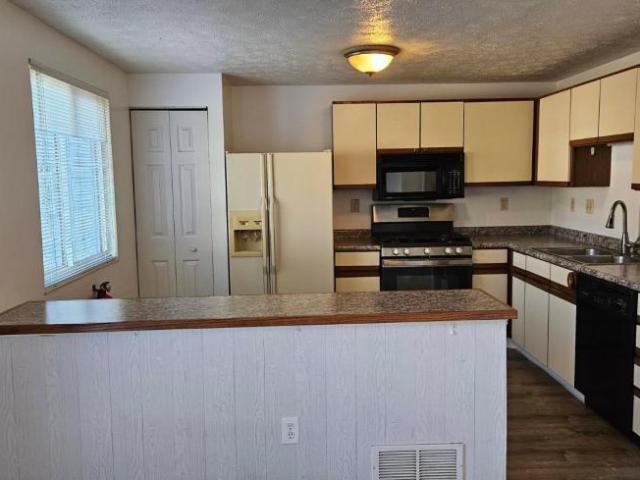 3 bedroom, Coraopolis PA 15108 106243527