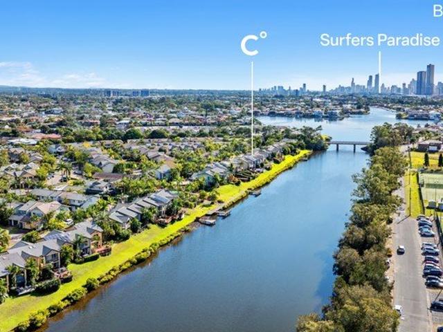 3 Bedroom Canal Front Townhouse with Terrace, Lawn & City Skyline Views