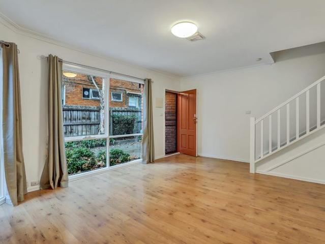 3 BEDROOM, CENTRAL HEATING, AIR CONDITIONING & COURTYARD!