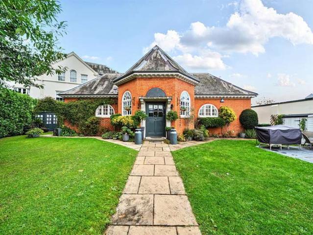 3 Bedroom Chalet House