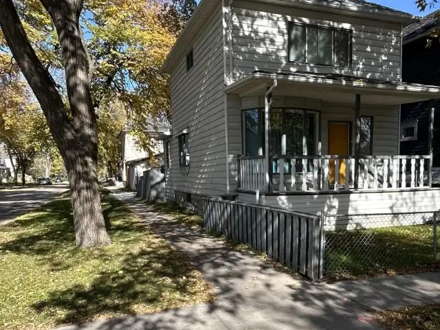 3 Bedroom Character Home in Fort Rouge | 1,400 sq ft | Dog Friendly | Parking Included