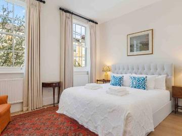 3 bedroom Chelsea townhouse with patio