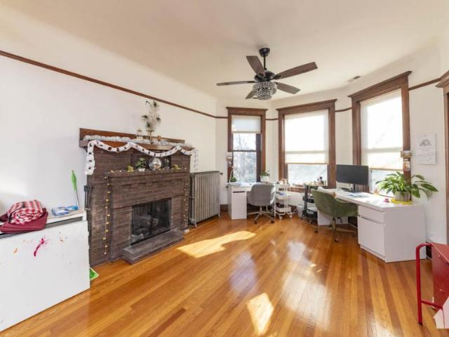 3 bedroom, Chicago IL 60613 102798295