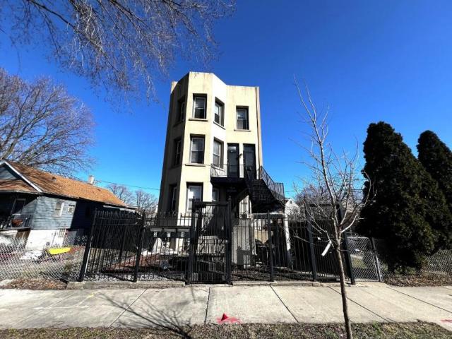 3 bedroom, Chicago IL 60617 LS105482493