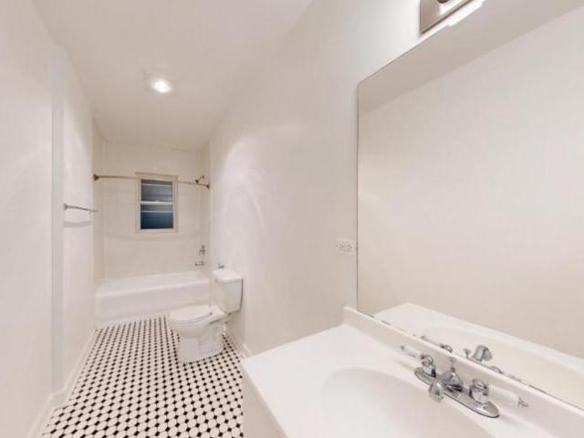 3 bedroom, Chicago IL 60615 105840683