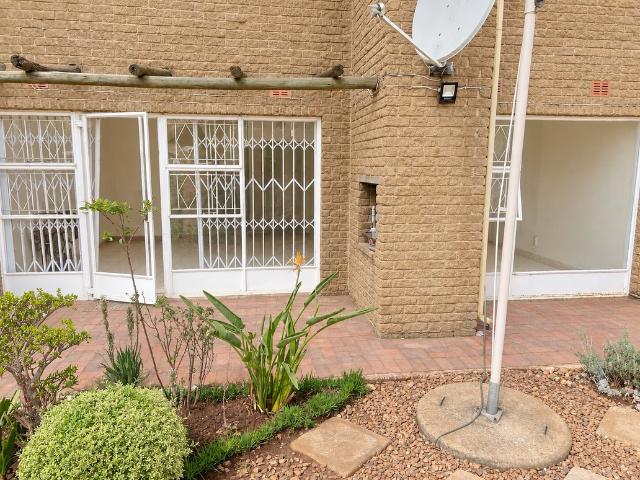 3 Bedroom Cluster To Let in Constantia Kloof