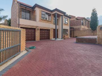3 Bedroom Cluster in Van Riebeeck Park