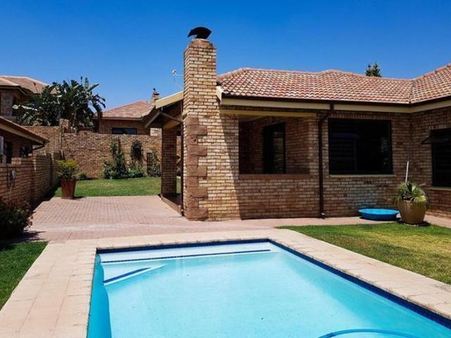 3 Bedroom cluster rented in North Riding, Randburg