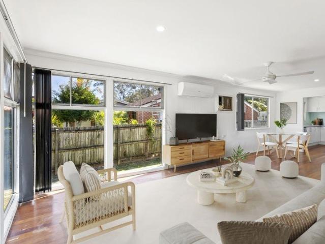 3 bedroom Classic Renovated Home on Large 1012 m2. Quiet Family friendly Town Beachmere