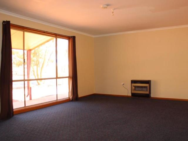 3 BEDROOM CLOSE TO SCHOOL AND SHOPS