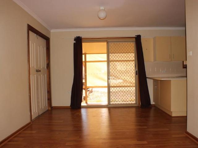 3 BEDROOM CLOSE TO SCHOOL AND SHOPS