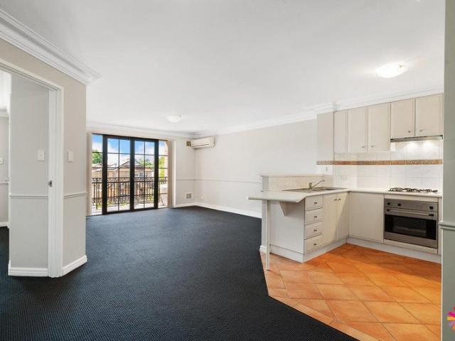 3 BEDROOM AND 2 BATHROOM APARTMENT IN SECURE COMPLEX