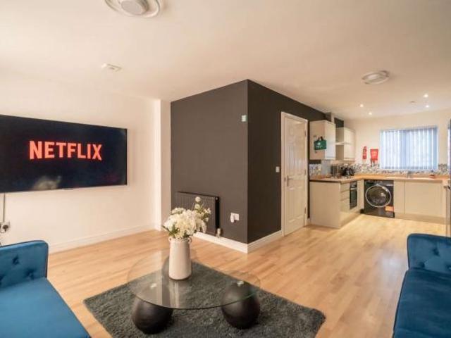 3 Bedroom Apartment Manchester Manchester 87241697