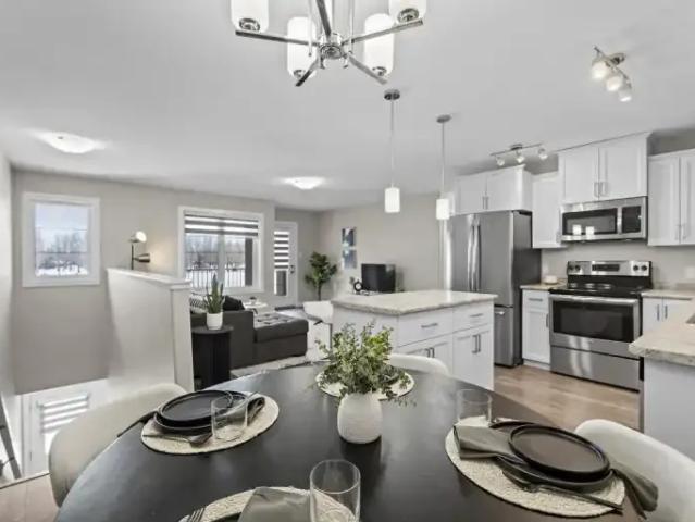 3 Bedroom Apartment Moose Jaw SK 105087039