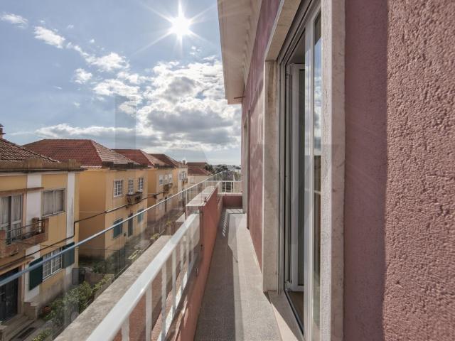 3 bedroom apartment | Oeiras town | Renovated | Balcony | For rent