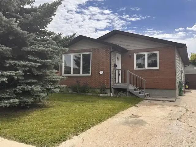 3 Bedroom Apartment Airdrie AB 104470779