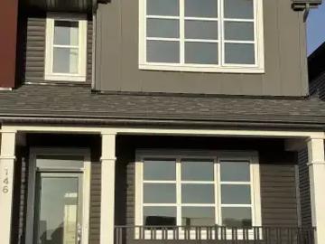 Airdrie, Alberta - Office room, Parking