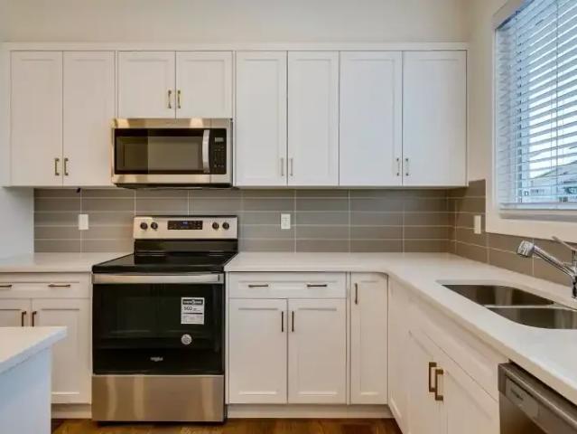 3 Bedroom Apartment Calgary AB 104470811
