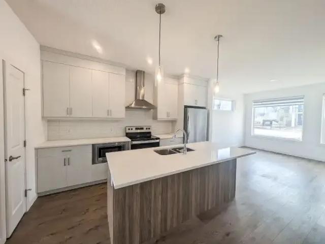 3 Bedroom Apartment Calgary AB 104506824