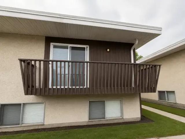 3 Bedroom Apartment Calgary AB 104888552
