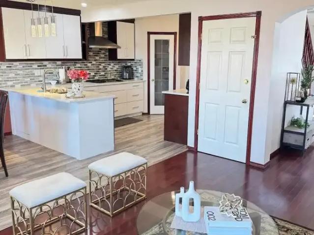 3 Bedroom Apartment Calgary AB 104895056
