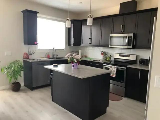 3 Bedroom Apartment Calgary AB 104956709
