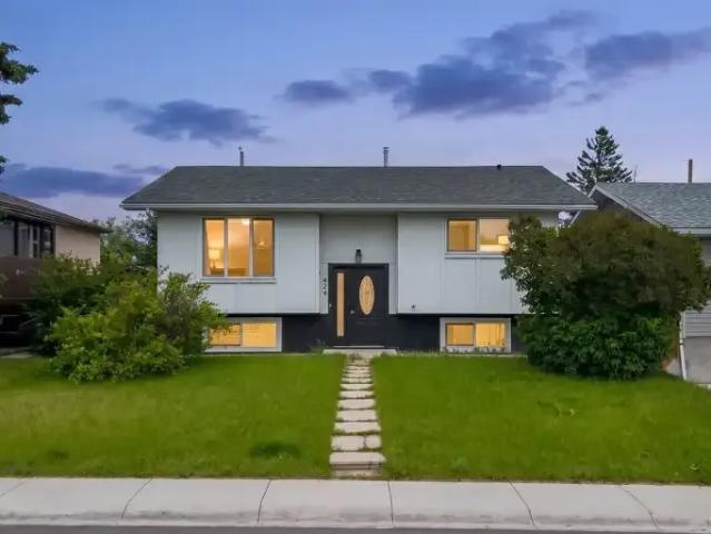3 Bedroom Apartment Calgary AB 105110761