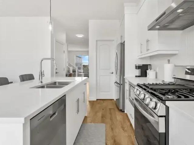 3 Bedroom Apartment Calgary AB 106004519