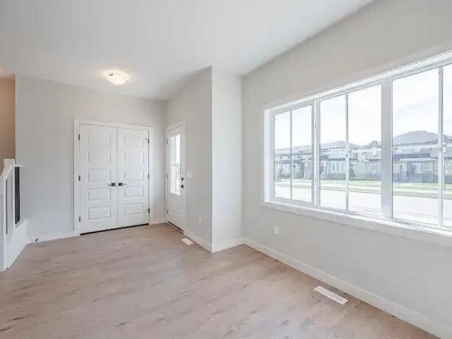3 Bedroom Apartment Cochrane AB 105434840