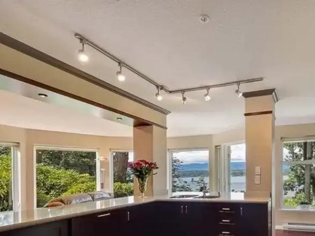 3 Bedroom Apartment Comox BC 105737777