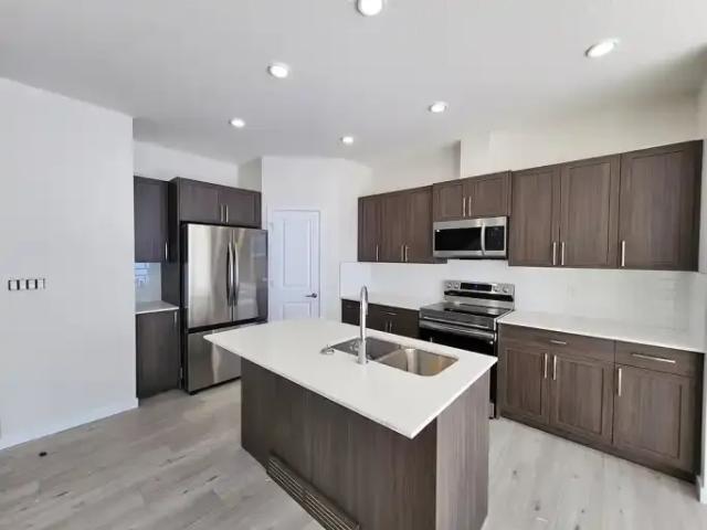 3 Bedroom Apartment Edmonton AB 105167325