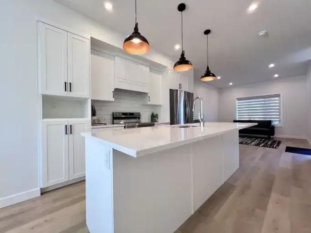 3 Bedroom Apartment Edmonton AB 105394850