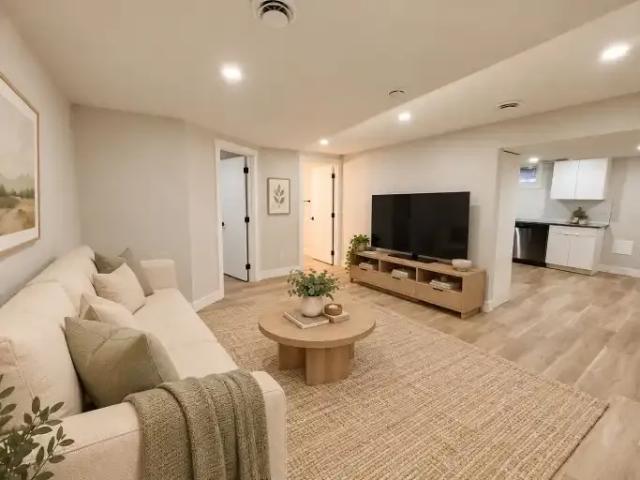 3 Bedroom Apartment Edmonton AB 105580971