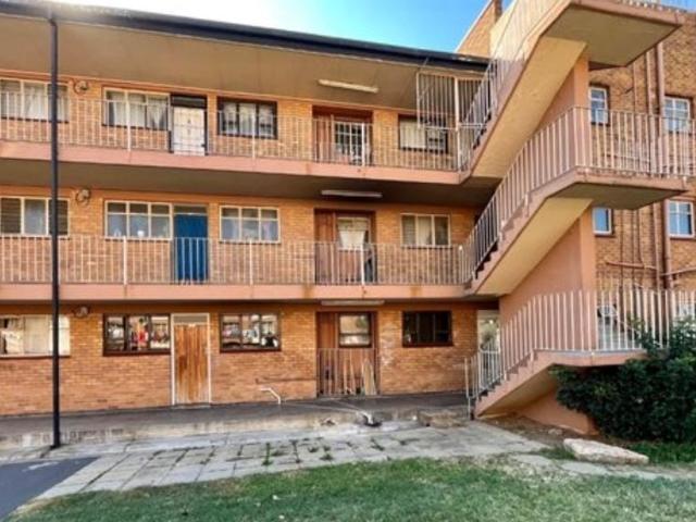 3 Bedroom Apartment / Flat For Sale in Crown Gardens