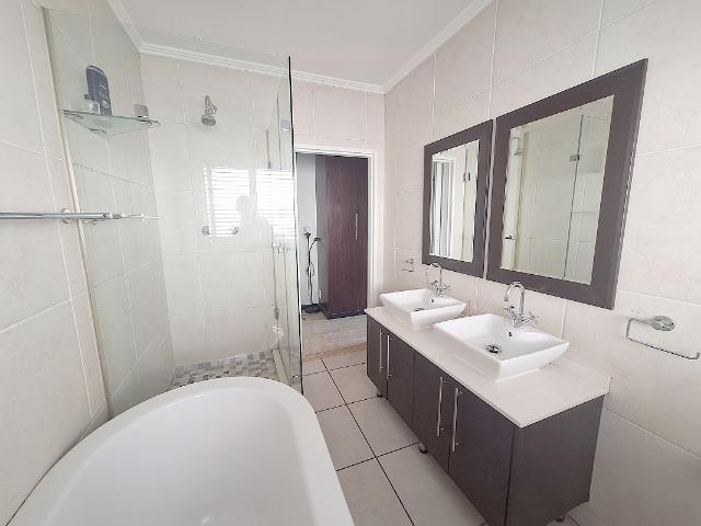 3 Bedroom Apartment / Flat For Sale in Greenstone Hill