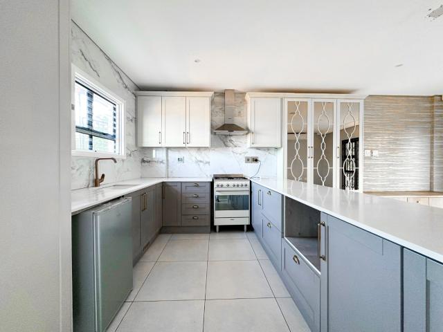 3 Bedroom Apartment / Flat For Sale in Essenwood