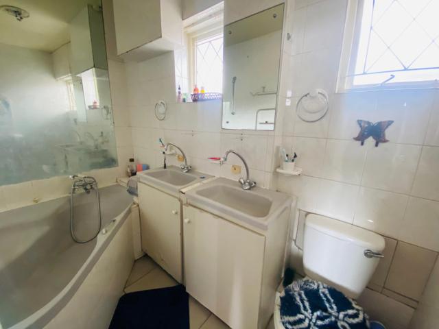 3 Bedroom Apartment / Flat For Sale in Essenwood