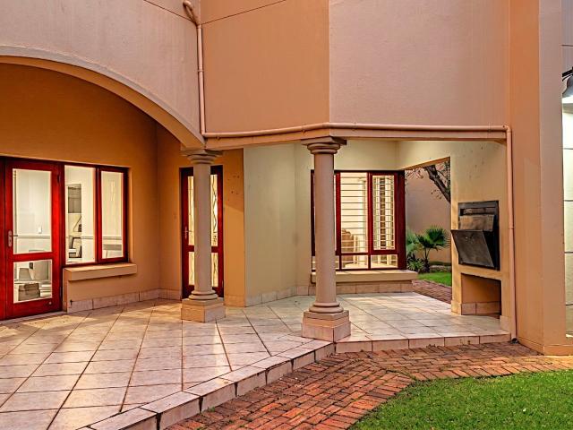 3 Bedroom Apartment / Flat For Sale in Hyde Park
