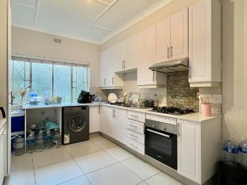 3 Bedroom Apartment / Flat For Sale in Illovo