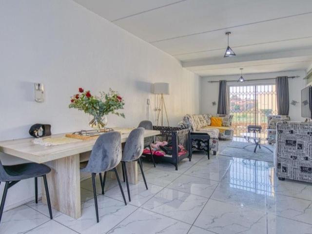 3 Bedroom Apartment / Flat For Sale in Mondeor