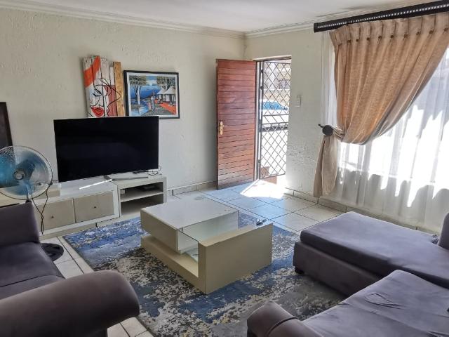 3 Bedroom Apartment / Flat For Sale in Sonneveld