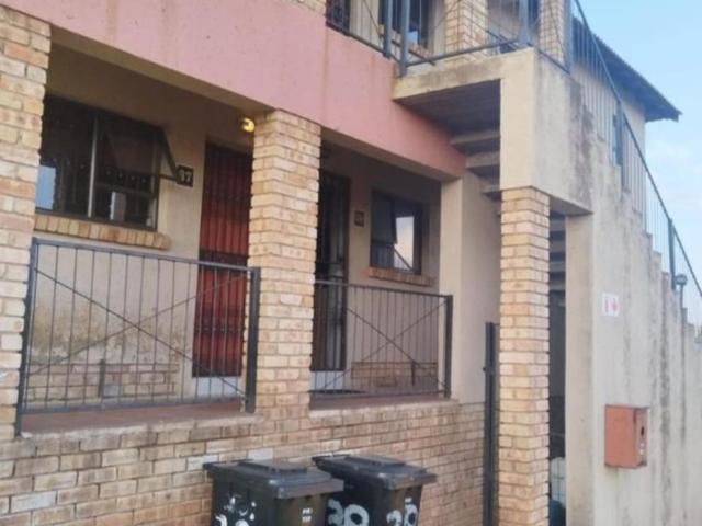 3 Bedroom Apartment / Flat For Sale in Roodepoort West