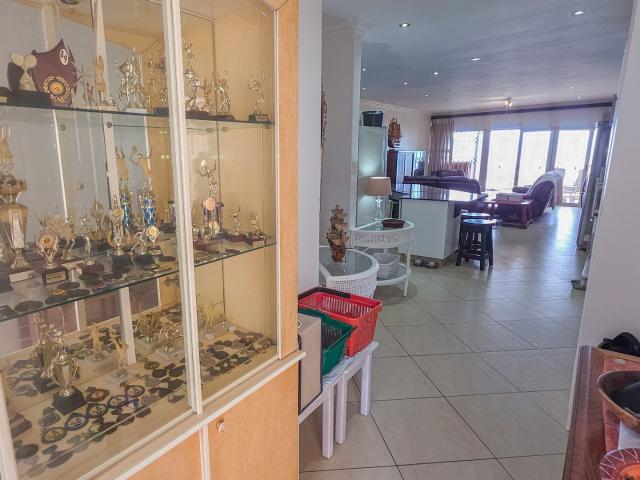 3 Bedroom Apartment / Flat For Sale in Uvongo Beach