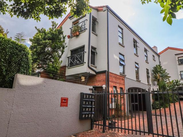 3 Bedroom Apartment / Flat To Rent in Victory Park